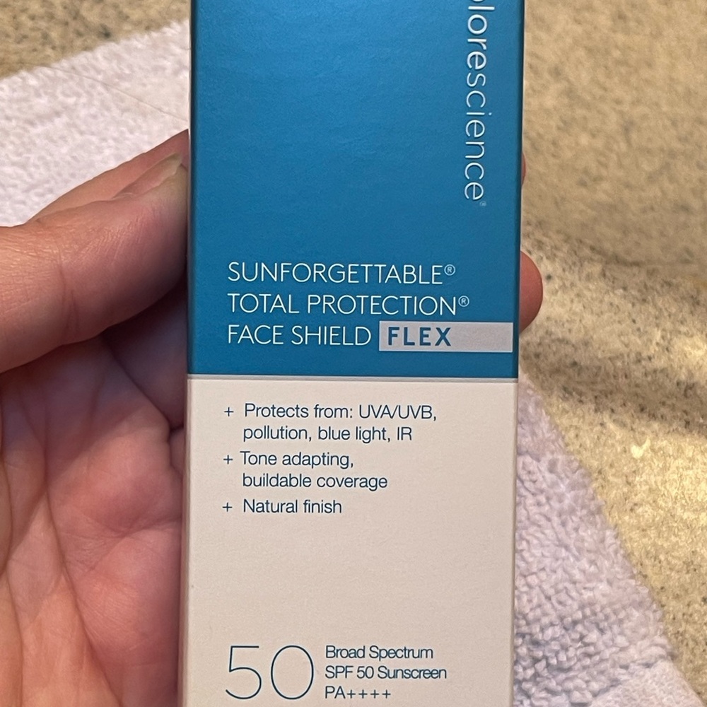 Color science  Total Protection Face Shield Flex medium